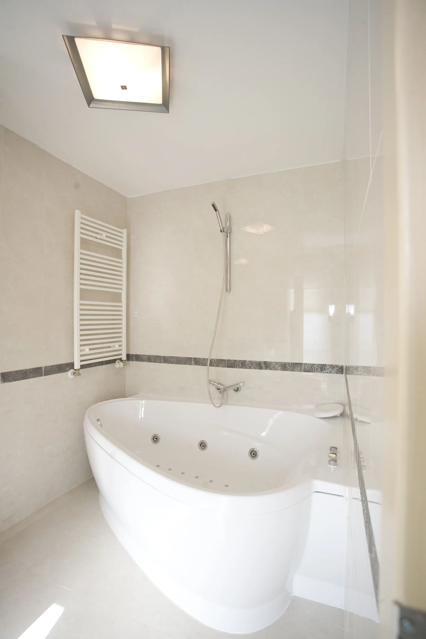 B28 – Ansamblu 28 apartamente, club, piscină