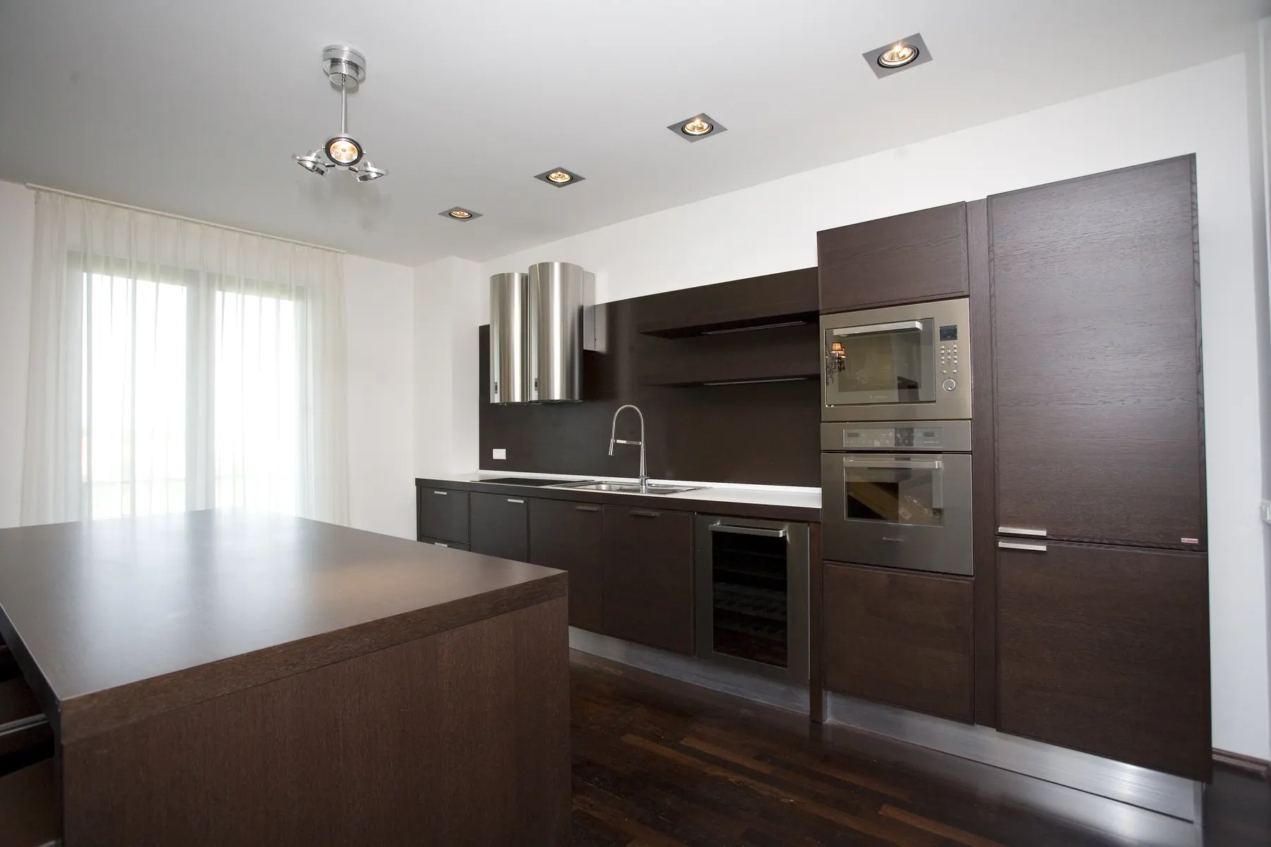 B28 – Ansamblu 28 apartamente, club, piscină
