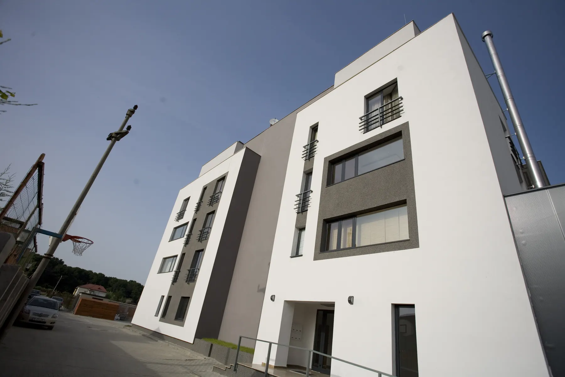 B28 – Ansamblu 28 apartamente, club, piscină