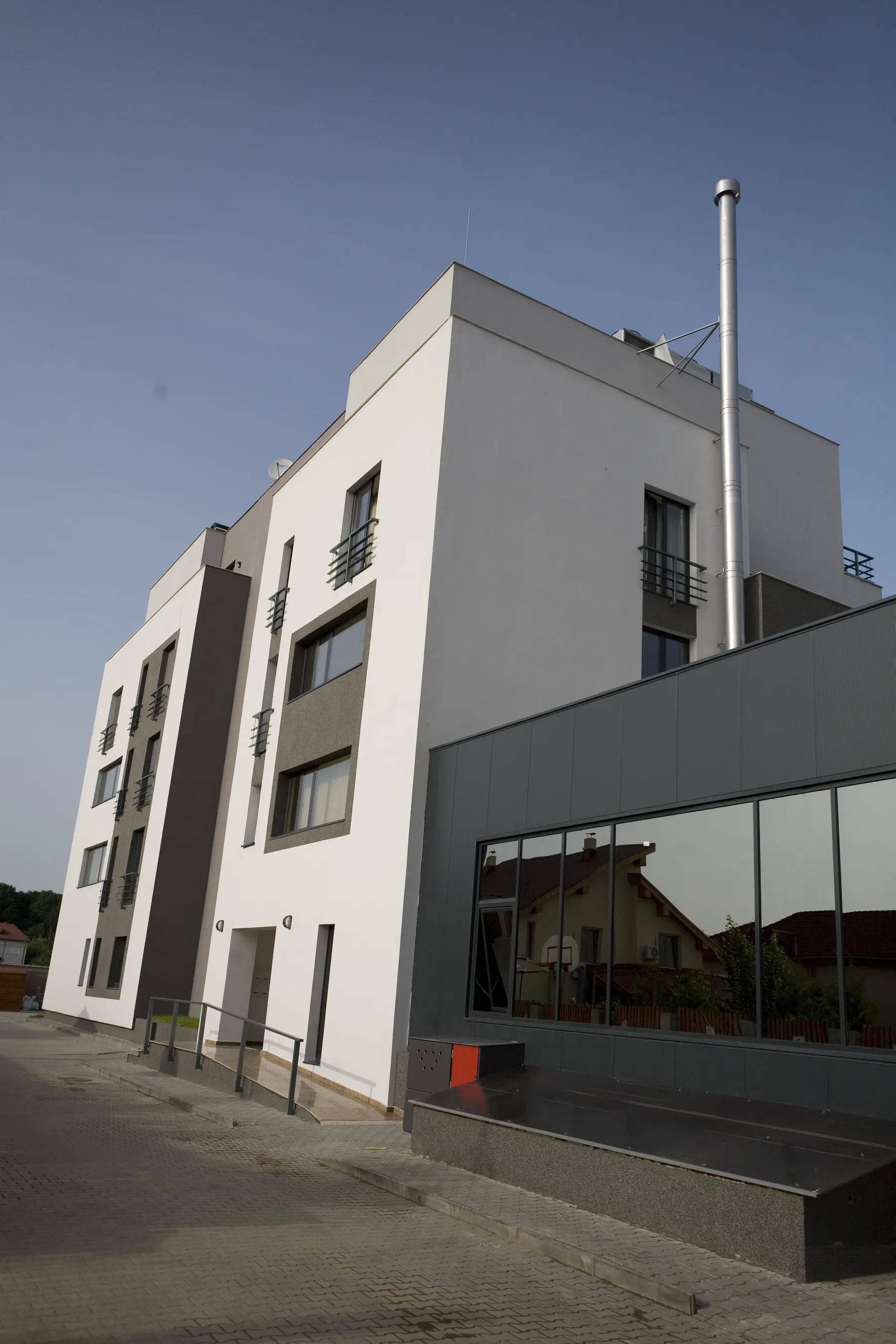 B28 – Ansamblu 28 apartamente, club, piscină