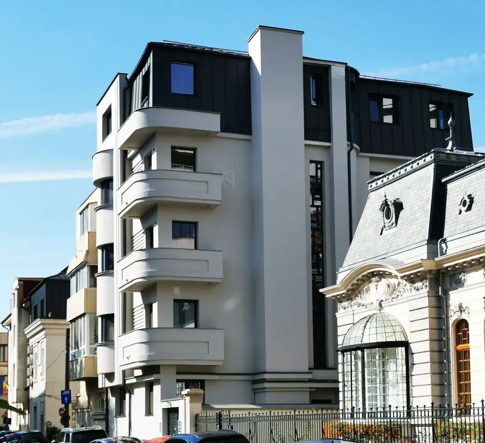 Imobil de locuințe cu balcoane rotunjite, lângă o vilă istorică